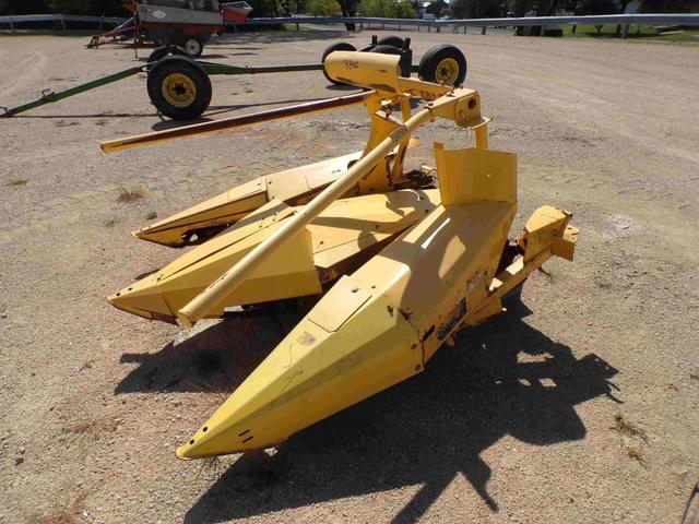 Image of New Holland 824 equipment image 3