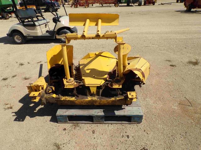 Image of New Holland 824 equipment image 4
