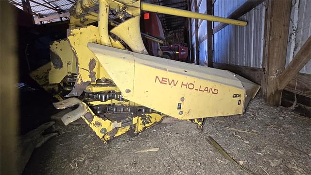 Image of New Holland 824 equipment image 2