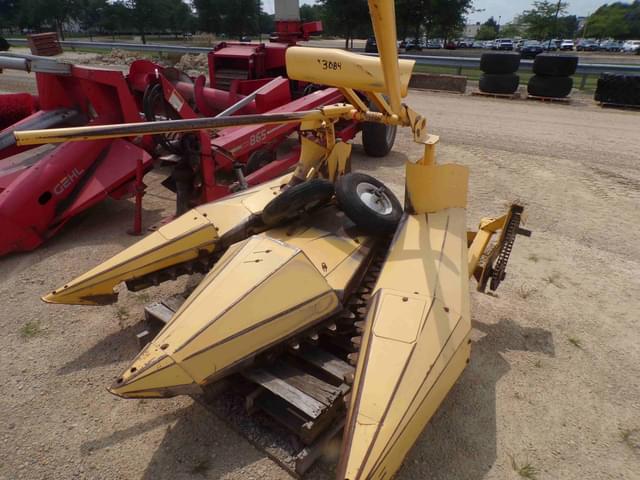 Image of New Holland 824 equipment image 2