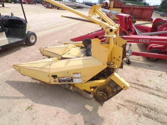 Image of New Holland 824 equipment image 3