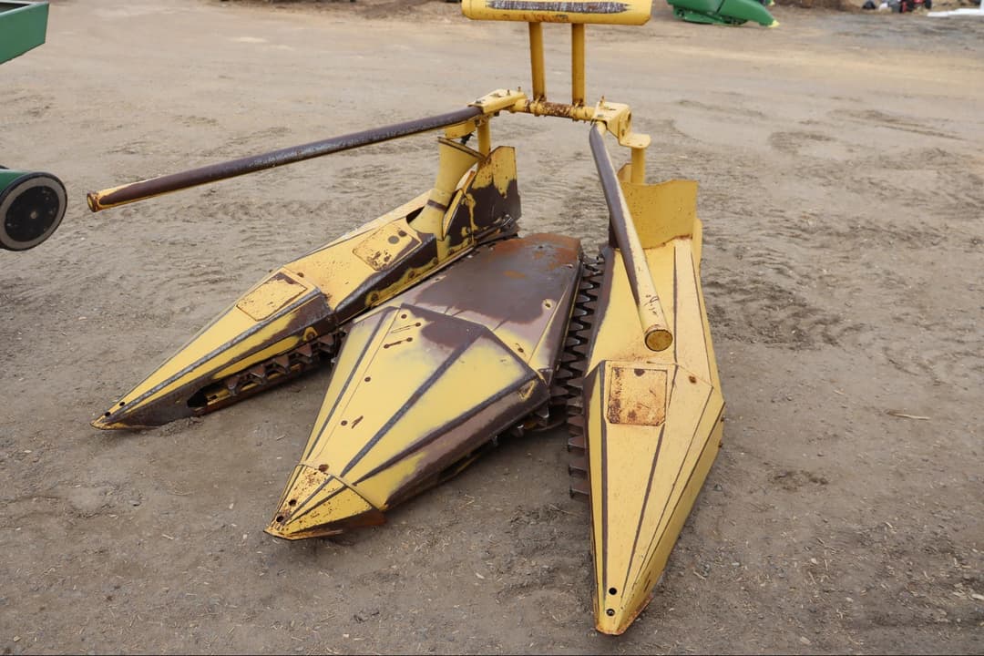 Image of New Holland 824 Image 0