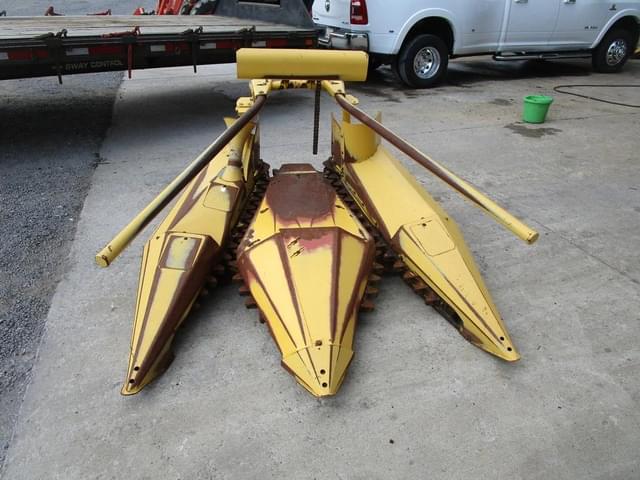 Image of New Holland 824 equipment image 1