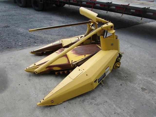 Image of New Holland 824 equipment image 4