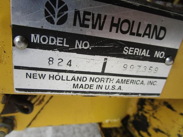Image of New Holland 824 equipment image 3
