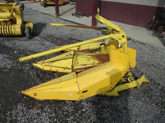 Image of New Holland 824 equipment image 1