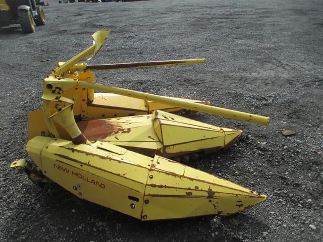 Image of New Holland 824 equipment image 4