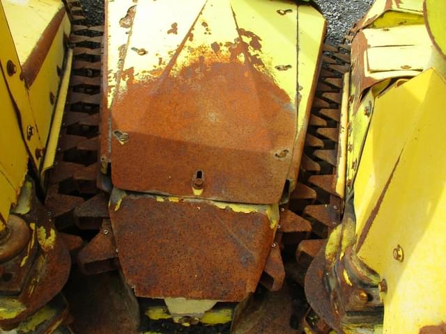 Image of New Holland 824 equipment image 3