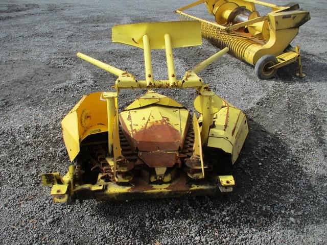 Image of New Holland 824 equipment image 2