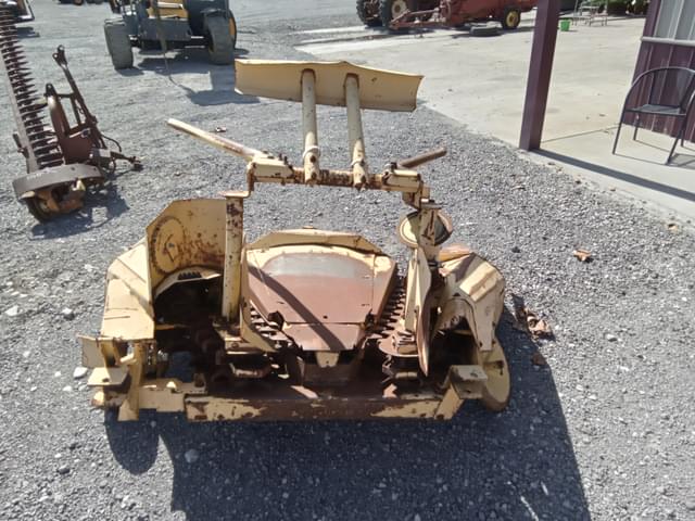 Image of New Holland 824 equipment image 4