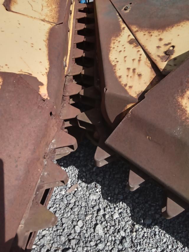 Image of New Holland 824 equipment image 2