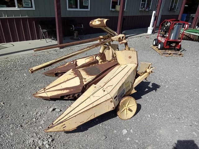 Image of New Holland 824 equipment image 1