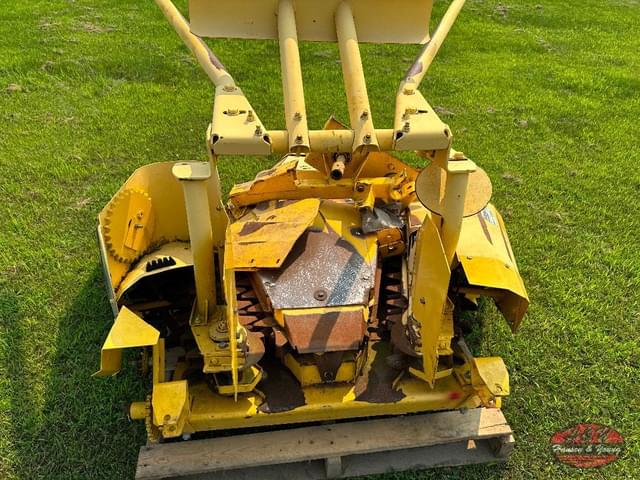 Image of New Holland 824 equipment image 3