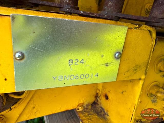 Image of New Holland 824 equipment image 4