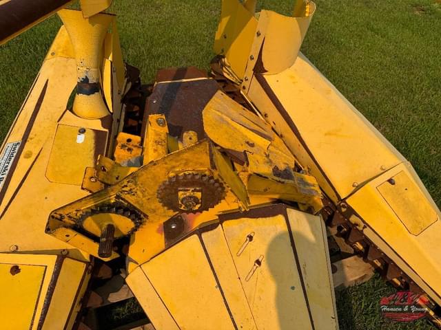 Image of New Holland 824 equipment image 2