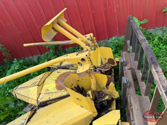 Image of New Holland 824 equipment image 2