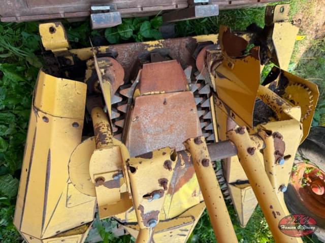 Image of New Holland 824 equipment image 4