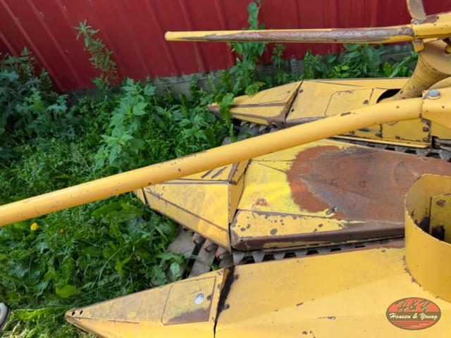 Image of New Holland 824 equipment image 3