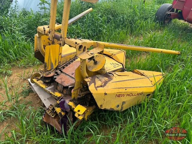 Image of New Holland 824 equipment image 2