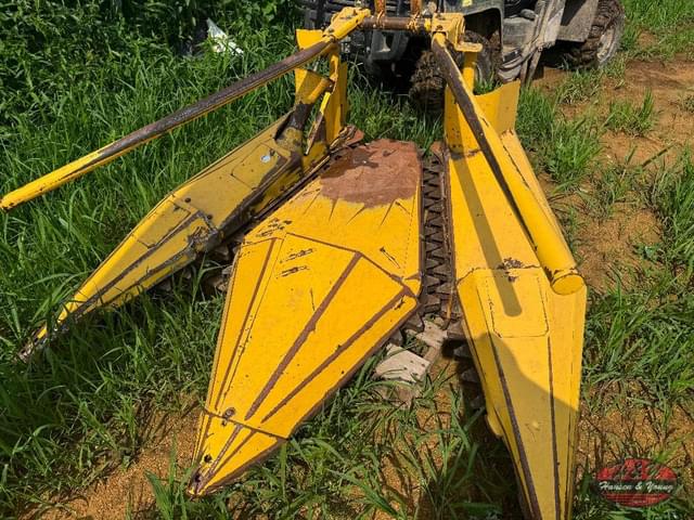Image of New Holland 824 equipment image 3