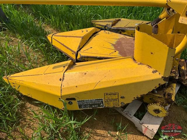 Image of New Holland 824 equipment image 4