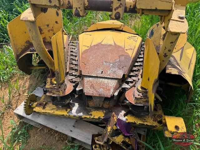 Image of New Holland 824 equipment image 1
