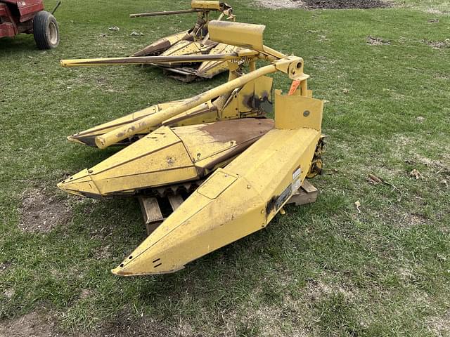 Image of New Holland 824 equipment image 3