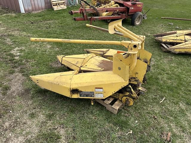 Image of New Holland 824 equipment image 1