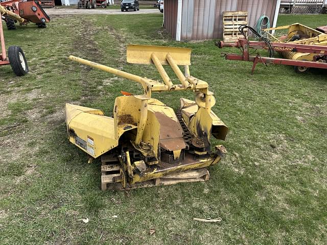 Image of New Holland 824 equipment image 2