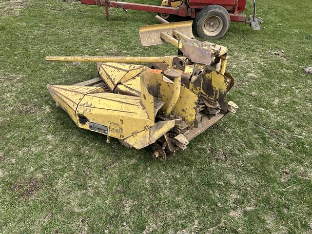 Image of New Holland 824 equipment image 1