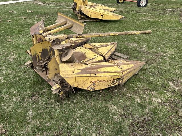 Image of New Holland 824 equipment image 4
