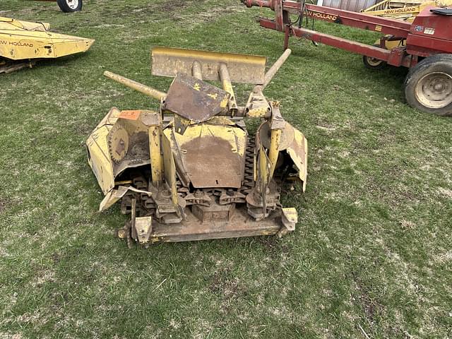 Image of New Holland 824 equipment image 2