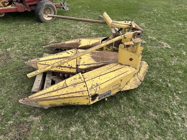 Image of New Holland 824 equipment image 3