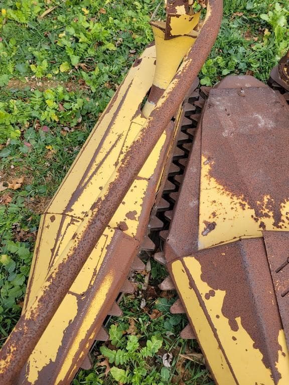 Image of New Holland 824 equipment image 3