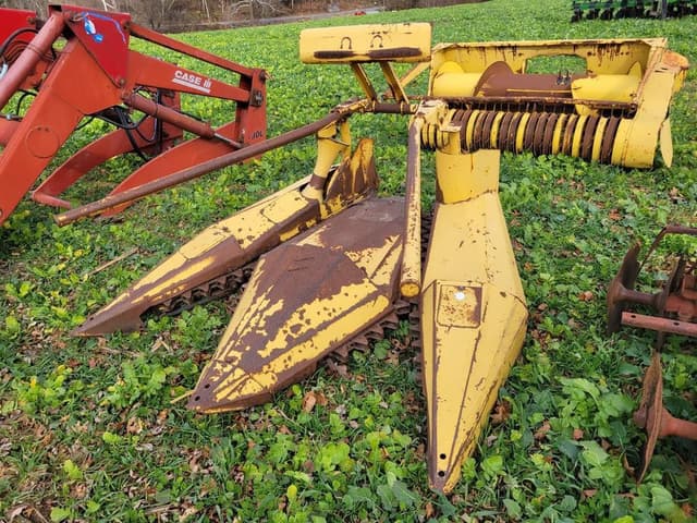 Image of New Holland 824 equipment image 2