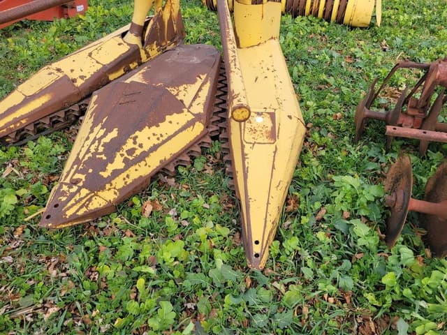 Image of New Holland 824 equipment image 1