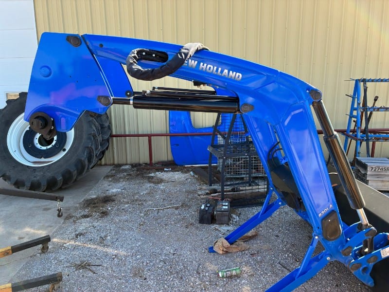 New Holland 830LA Equipment Image0