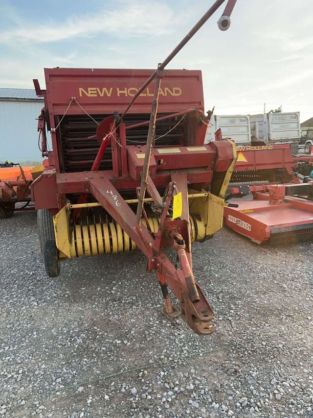 Image of New Holland 845 equipment image 2