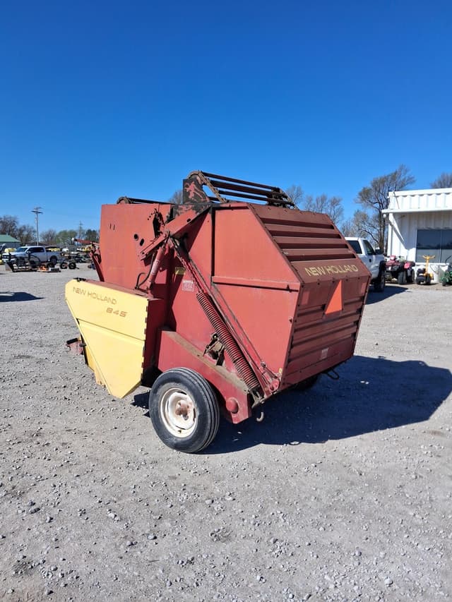 Image of New Holland 845 equipment image 3