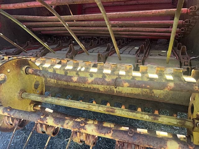 Image of New Holland 847 equipment image 3