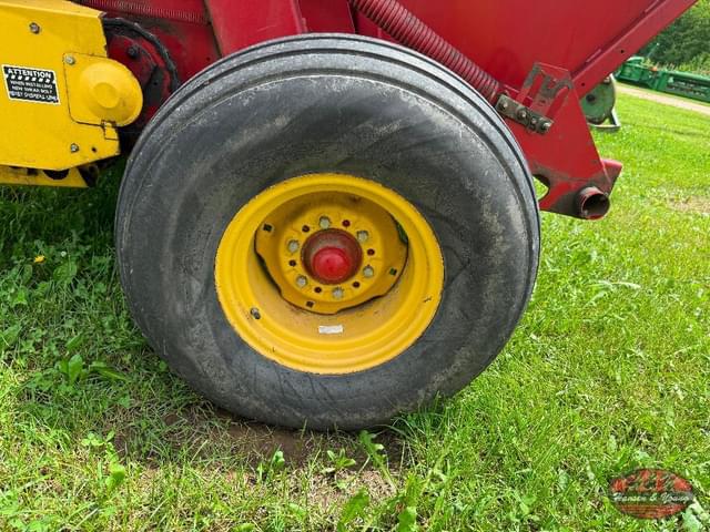Image of New Holland 848 equipment image 4