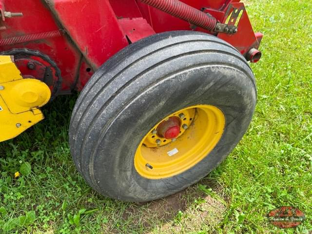 Image of New Holland 848 equipment image 3