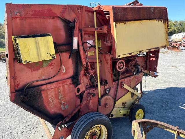 Image of New Holland 848 equipment image 4