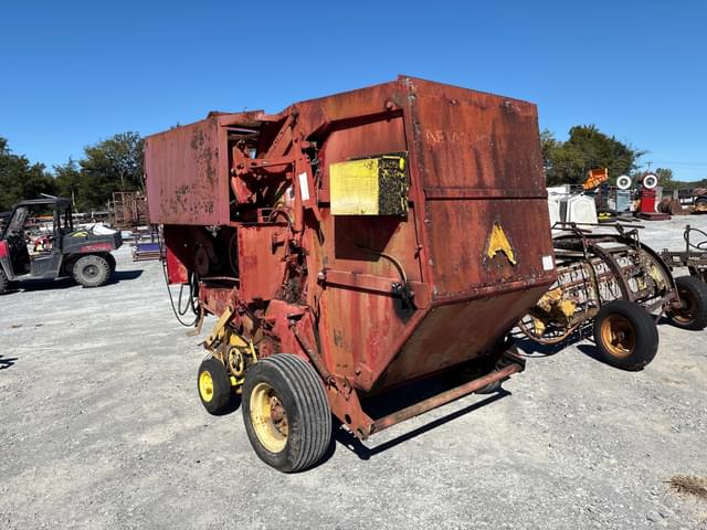 Image of New Holland 848 equipment image 2