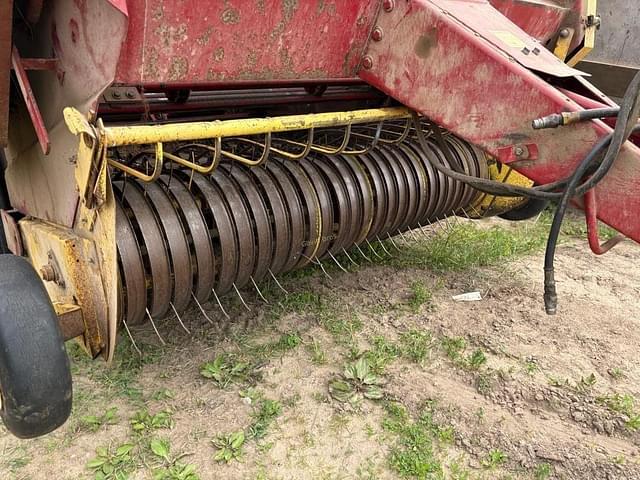 Image of New Holland 851 equipment image 3