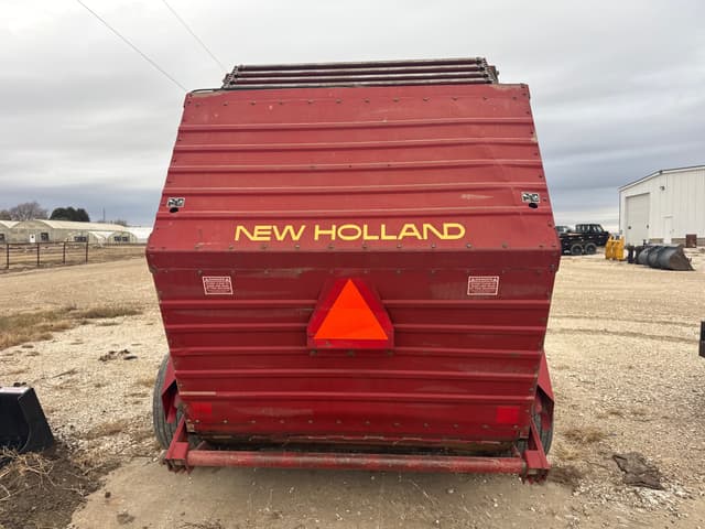 Image of New Holland 851 equipment image 3