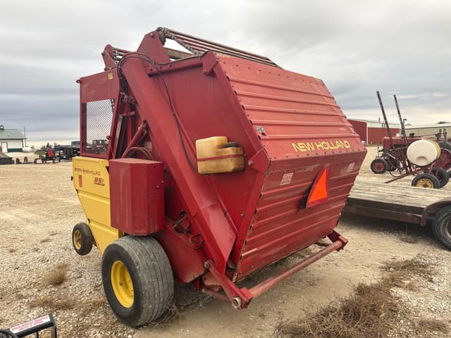 Image of New Holland 851 equipment image 2