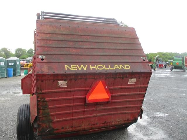 Image of New Holland 851 equipment image 2