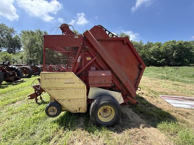 Image of New Holland 851 equipment image 1