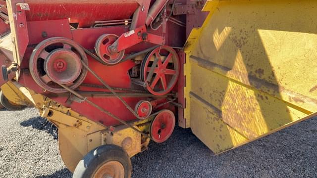 Image of New Holland 851 equipment image 4